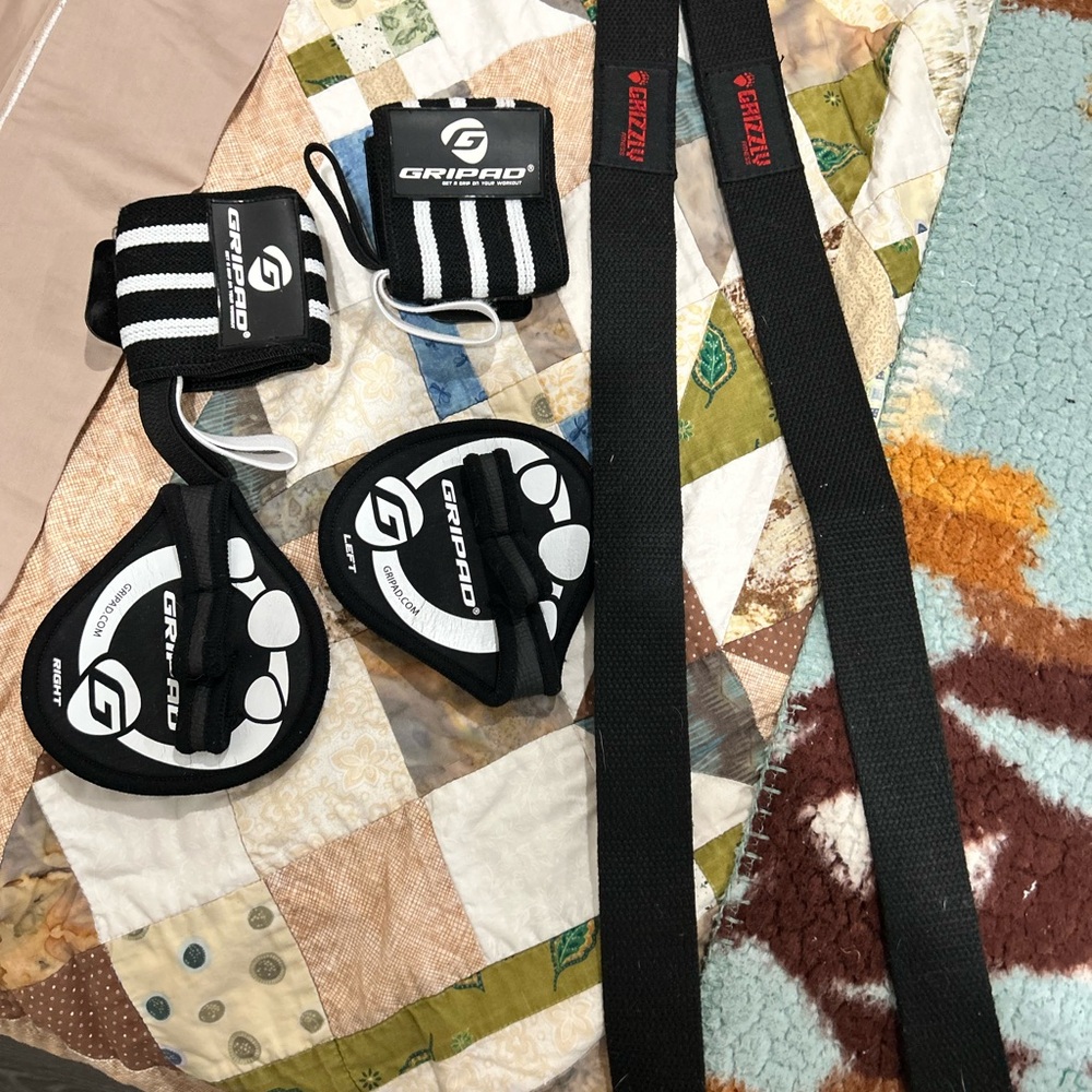 Gripad Weightlifting Gloves and Grizzly Straps Set
